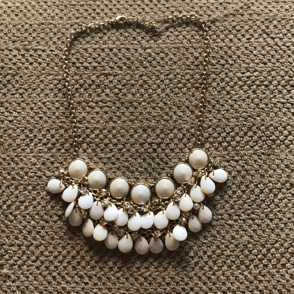 White and gold accent necklace